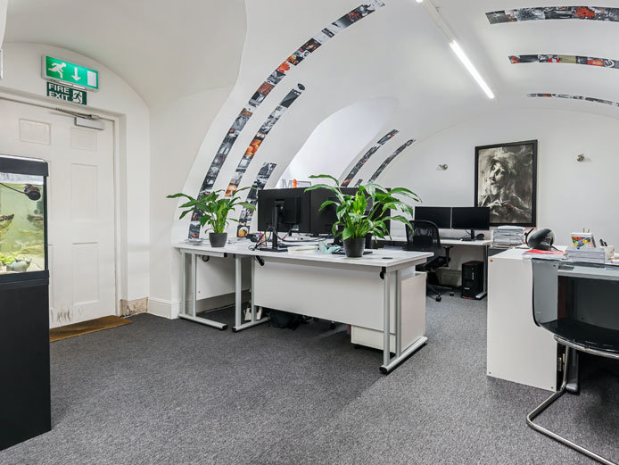 Castle Hill House serviced offices Windsor provide bright, modern coworking spaces, serviced office suites and meeting rooms for hire, for up to 20 people