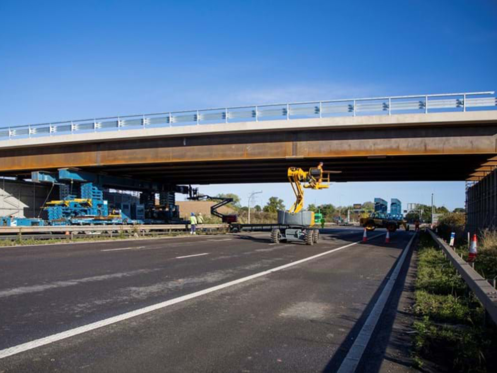 The new junction 5a bridge being lifted into position on the M42 as part of the construction of a new northbound link road between J5 Solihull and J6